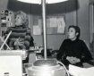 Adelita del Campo (izda.) junto a otra locutora, en la redacción de Radio París.